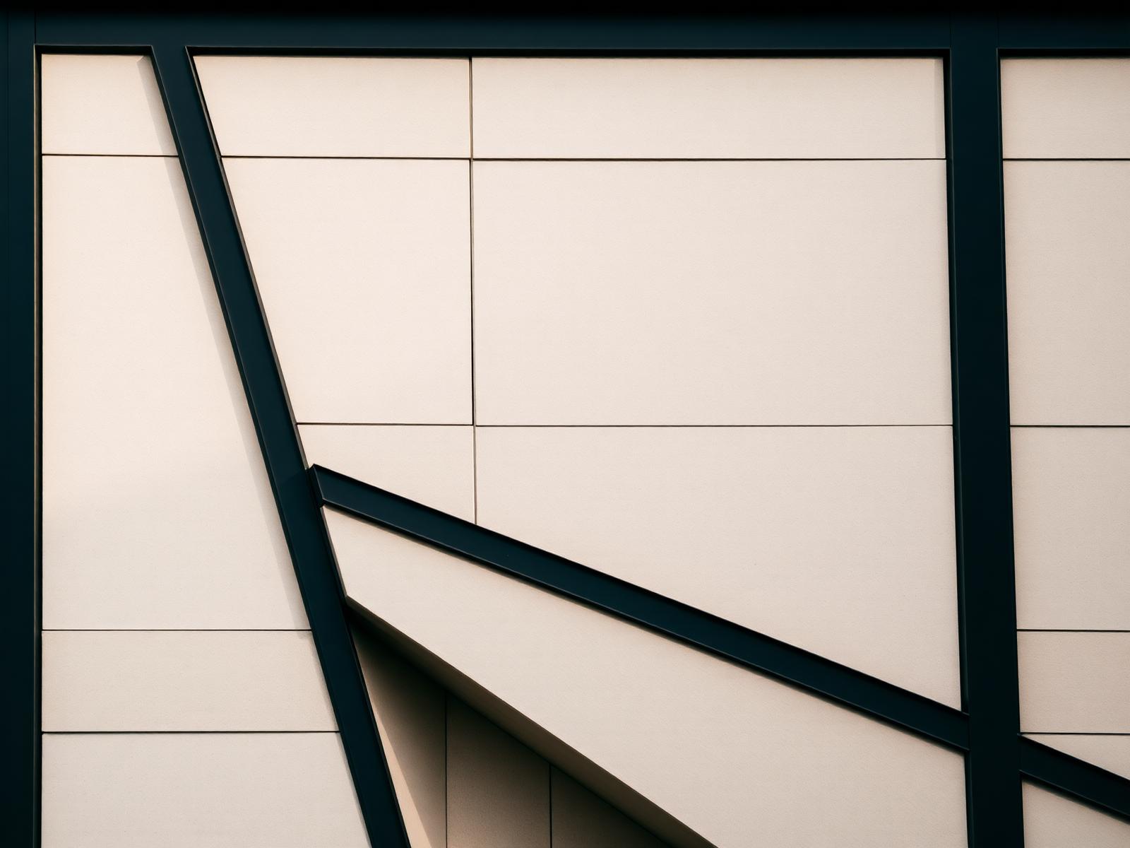 Façade architecturale européenne contemporaine — composition géométrique